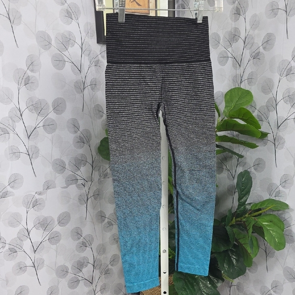 Ryka Seamless Ombre High-Waisted Crop Leggings | Blue | Small - Picture 7 of 9